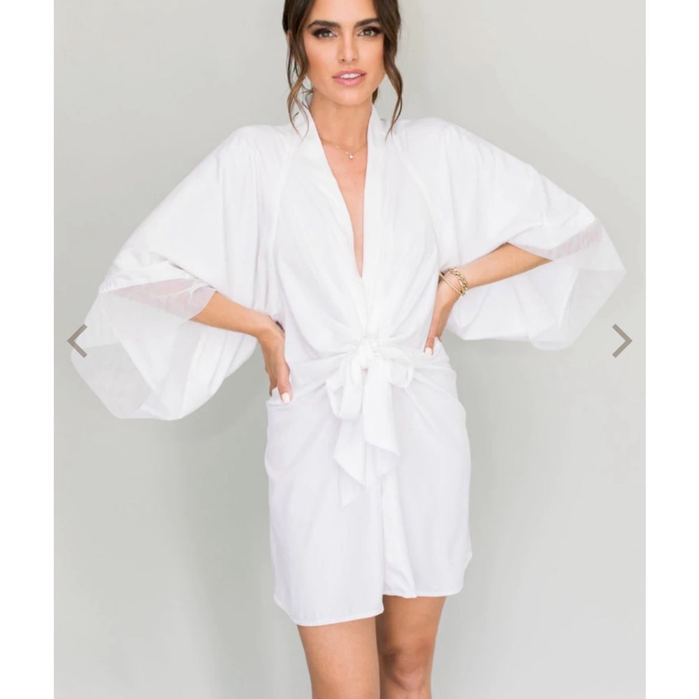 Bridal robe, no embroider. Only worn once and dry cleaned!